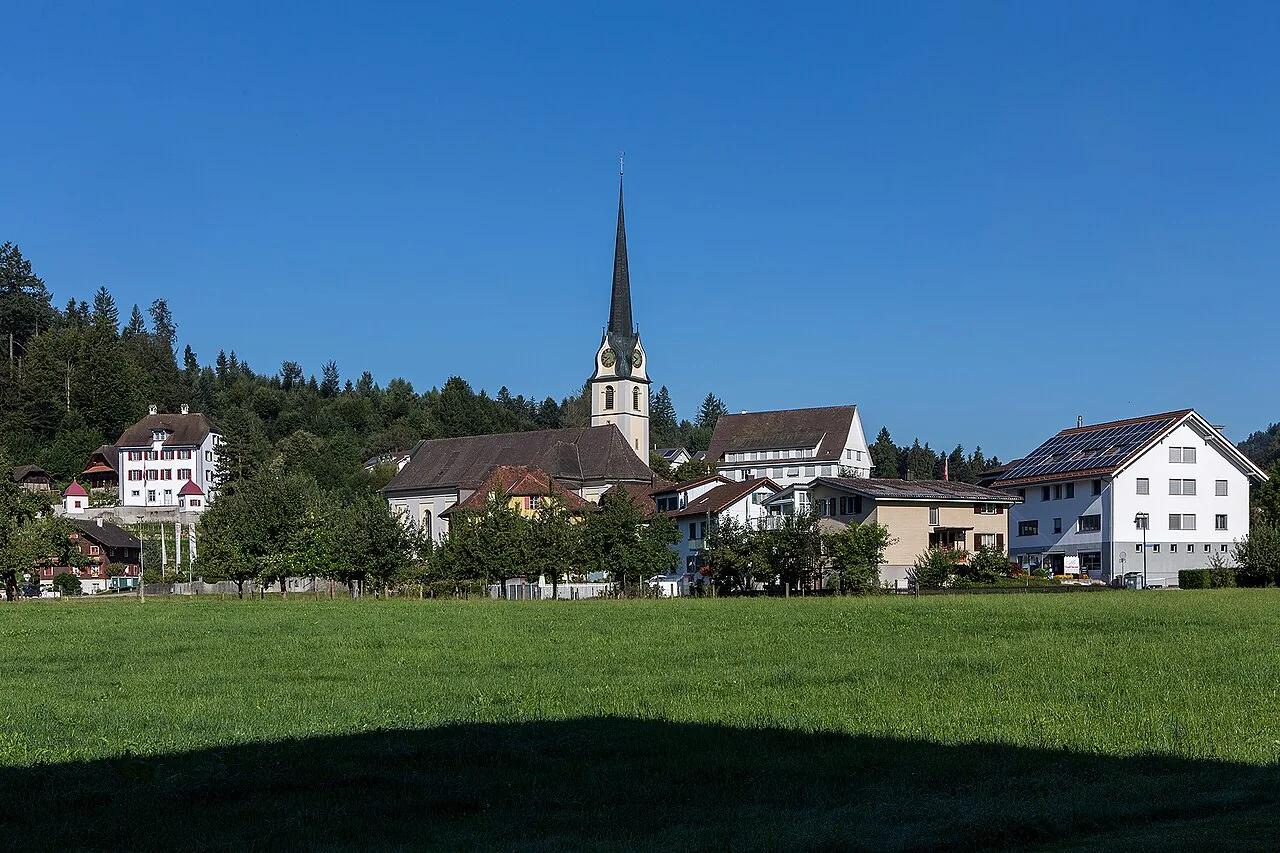 Dorfkern von Zell LU mit Kirche und Schulhaus im Kanton Luzern